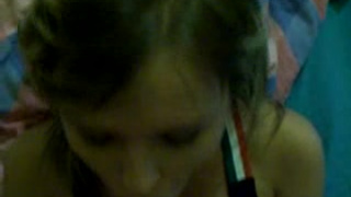 18-летняя девушка получает мощный камшот на свое милое лицо