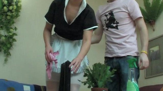 Юной русский сосед решил трахнуть в анал зрелую горничную