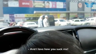 Русская посасывает в машине вкусный писюн