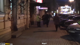 Русская студентка посасывает большой писюн пикапера за деньги