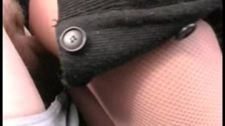 Русская блядь посасывает на улице в селе