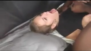 Черномазый жарит на четвереньках симпатичную белую малышку