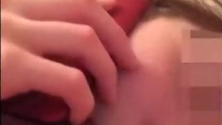 Телка рассказывает по телефону как облизывает хуец