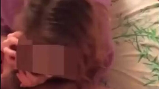 Телка рассказывает по телефону как облизывает хуец