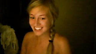 Пока никого не было дома, белокурая девушка довела себя до оргазма