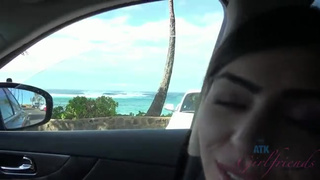 Опытная шлюха устроила стриптиз и сделала клевый минетик