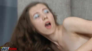 Влюбленный мужичек красиво лижет писю своей барышней на кровати