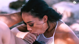 Пихает в пизденку брюнетки половой инструмент