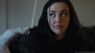 Лесби развлекаются на вилле в большой постели