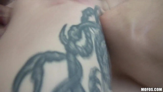 Малышка делает мужичкам глубокий заглот, снимая домашнее порно