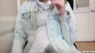 Брюнетка хочет получить дозу свежей и белой кончи