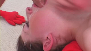 Барышня аккуратно делает глубокий минетик похотливому парню