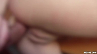 Молоденькая развратница за деньги готова на все