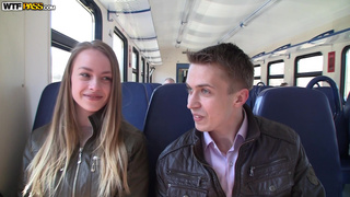 Выпившая дамочка трахается с двумя русскими пикаперами и ест кончу