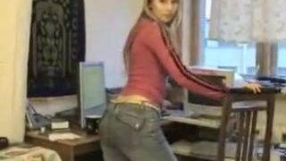 Обворожительная студентка мило обнажает своё тело