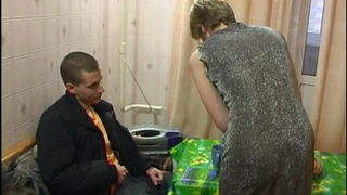 Учительница долбится со студентом на кухонном столе