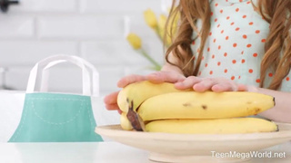 Чпокнул юную школьницу рачком на стуле