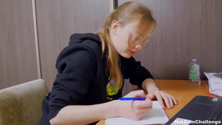 Бросила уроки, чтобы ебаться с любимым отчимом в жопу