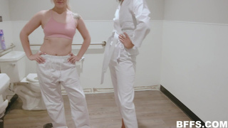 Тренер выебал своих студенток на занятии по дзюдо