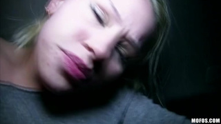 Мужик разводит на секс горячу потрясную барышню в машине