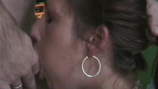 Отвлек от просмотра телепередачи и заставил вылизывать хуй