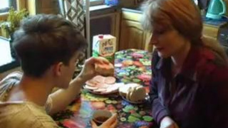 Русская мамка раздвинула молодого сыночка на секс