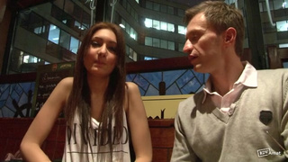 Юной человек хорошо чпокнул свою смазливую красотку на диване