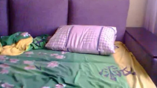 Молоденькая парочка занимаются сексом перед веб камерой за деньги