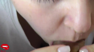 Красивая одноклассница после уроков впервые научилась делать минетик