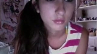 Молоденькая девченка на вебкамеру показала все свои прелести