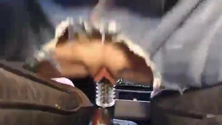 Стерва села киской на ручку кпп