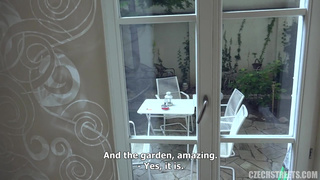 Уговорил на еблю чешскую незнакомку и отжарил у неё дома