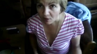 Взрослая тетка посасывает муженьку стояк