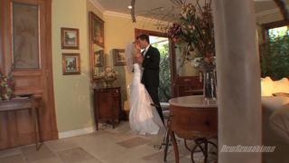 Первый брачный секс зрелой невесты и молодого рогоносца