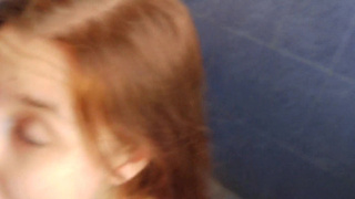 Рыжая красотка любит делать глубокий минетик парню в душе и пить его теплую мочу