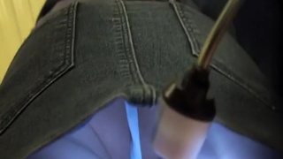 Юной мужичек подглядывает под юбку своей девушке