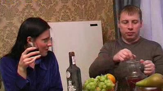 Подвыпившая Даша завораживает дойками пацыка