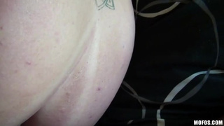 Красавица соблазнила муженька своими горячими большими дыньками