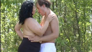 Взрослый сынок вывел матюрку на прогулку и отжарил ее членом