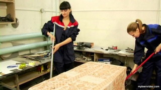 Две русские лесбухи замутили секс на заводе