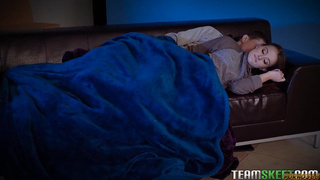 Сестра притулилась к брату попой и ощутила его твердый писюн возле мокрой писи