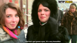 Марина посасывает хер пикапера и долбится в туалете кафе с двумя парнями сразу