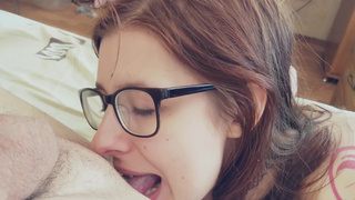 Крошка в капронках получает толстый хер в глотку и тугую попку