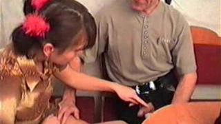 Отец спаивает дочь и чпокает в волосатую пизденку после куни