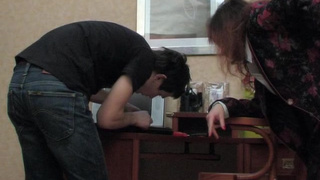 Компьютерный гений выебал матюрку в кабинете