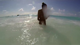 Девки на диком пляже смотреть бесплатно