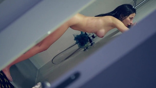 Ха, смотри, что заснял! Вот и твоя дамочка из-за этого моется долго