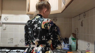 Охуеть! Заметил, что сестра без трусиков... И как же её отыметь?