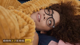 Девка почти не даёт, а подружка анал предлагает — выбор очевиден