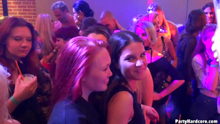 Ночные Бабочки смачно посасывают на вечеринке члены стриптизеров